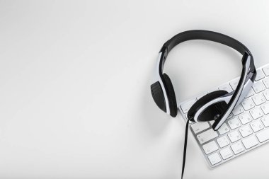 klavye bilgisayar dizüstü bilgisayarda kulaklık