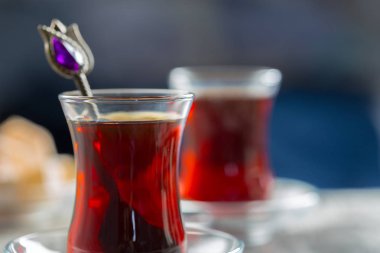 Ahşap bir masa üzerinde Türk bardaklarda kırmızı çay
