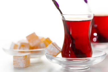 Beyaz arka plan üzerinde izole geleneksel cam Türk çayı