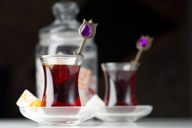 Geleneksel Türk çayı kapa