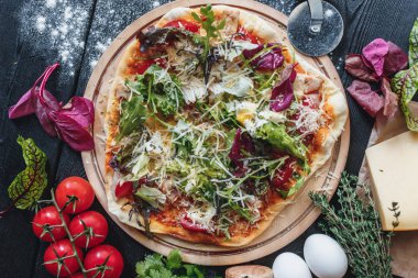 Lezzetli pizza koyu ahşap arka plan üzerinde