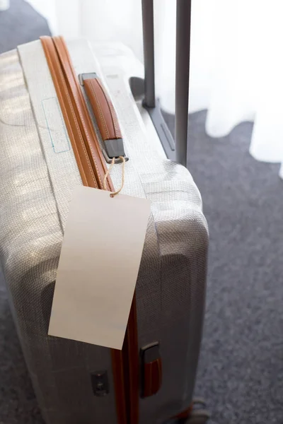 Blick Auf Das Etikett Der Leeren Gepäckanhänger Koffer Schließen — Stockfoto