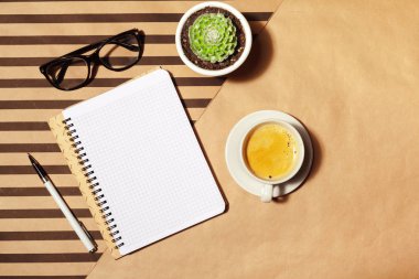 boş bir not defteri ve kahve fincanı