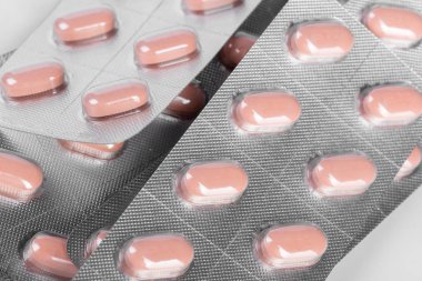 İlaçlar beyaza izole edilmiş