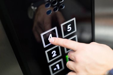 Asansör Düğmeler panelini kapat