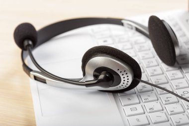 klavye bilgisayar dizüstü bilgisayarda kulaklık