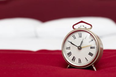 Bir otel odasında bir yatak Vintage çalar saat. Arama kavramı uyan