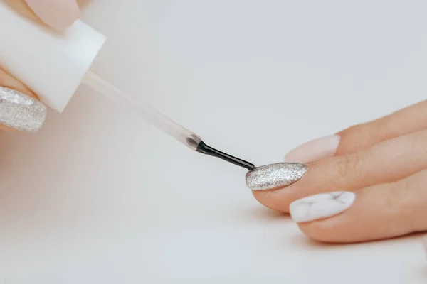 Vista Próxima Mulher Pintando Pregos Salão — Fotografia de Stock