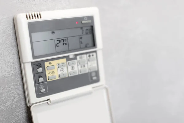 Air Conditioner Dálkový Ovladač Bílé Zdi Hotelovém Pokoji — Stock fotografie