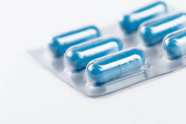 İlaçlar beyaza izole edilmiş