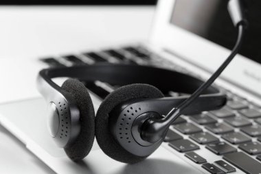 Merkezi Destek kavramı ara. klavye bilgisayar dizüstü bilgisayarda kulaklık