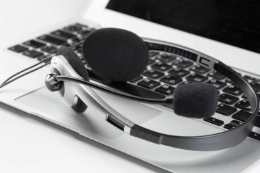 Merkezi Destek kavramı ara. klavye bilgisayar dizüstü bilgisayarda kulaklık