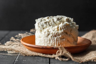 Tahta masadaki peynir.