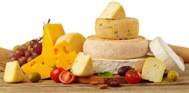 Tahta masadaki peynir.