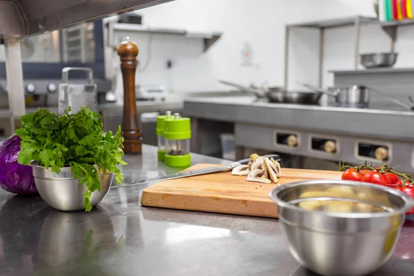 Verschiedenes Gemüse Und Geschirr Auf Dem Küchentisch Restaurant — Stockfoto