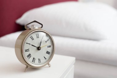 Bir otel odasında bir yatak Vintage çalar saat. Arama kavramı uyan