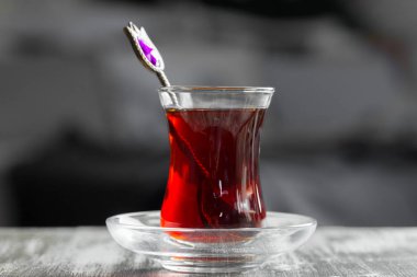 Ahşap bir masa üzerinde Türk bardaklarda kırmızı çay