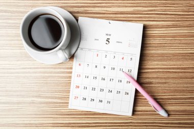 Çalışma alanı takvimi ile üstten görünüm ahşap arka plan üzerinde