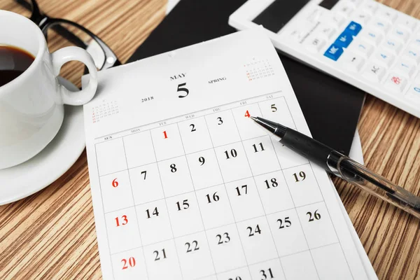 Vista Superior Del Espacio Trabajo Con Calendario Sobre Fondo Madera — Foto de Stock