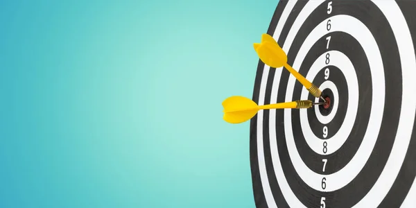Hedef Merkezi parlak arka plan üzerinde Dart okları