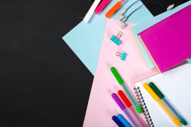 Yazı tahtası üzerinde en iyi görünümü ofis ve okul malzemeleri