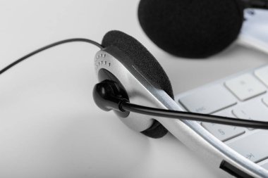 klavye bilgisayar dizüstü bilgisayarda kulaklık