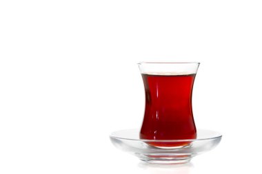 Beyaz arka plan üzerinde izole geleneksel cam Türk çayı
