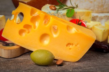 Tahta masadaki peynir.