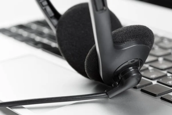 Καλέστε Κέντρο Υποστήριξης Έννοια Ακουστικά Μικρόφωνο Για Φορητό Υπολογιστή Πληκτρολόγιο — Φωτογραφία Αρχείου