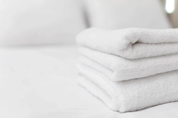 Clean Towels Bed Hotel Room — Stock Photo, Image