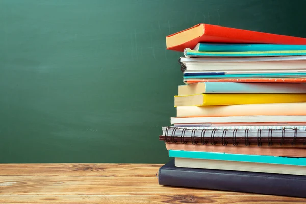 Aula Con Pizarra Mesa Madera Libros —  Fotos de Stock