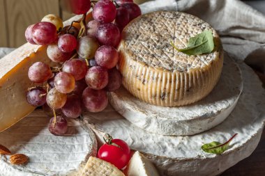 Peynir masanın üstünde.