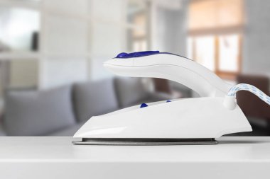 Otel odasında masada beyaz demir