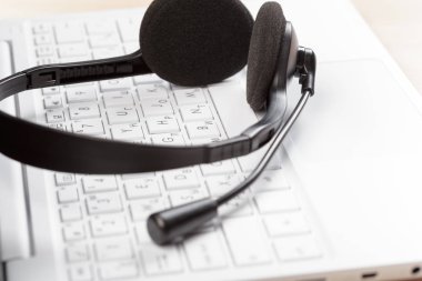 klavye bilgisayar dizüstü bilgisayarda kulaklık