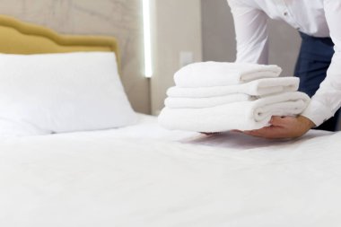 Yatakta beyaz yastıklar otel personel kurma