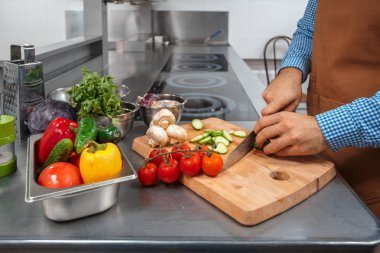 Şef kahverengi önlük bir Restoran mutfağında yemek