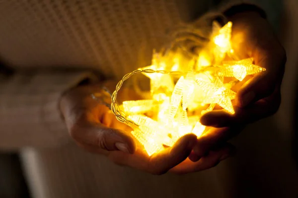 Vista Vicino Della Donna Che Tiene Luci Natale — Foto Stock