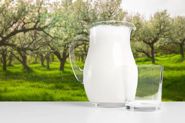 Milch Auf Dem Tisch — Stockfoto