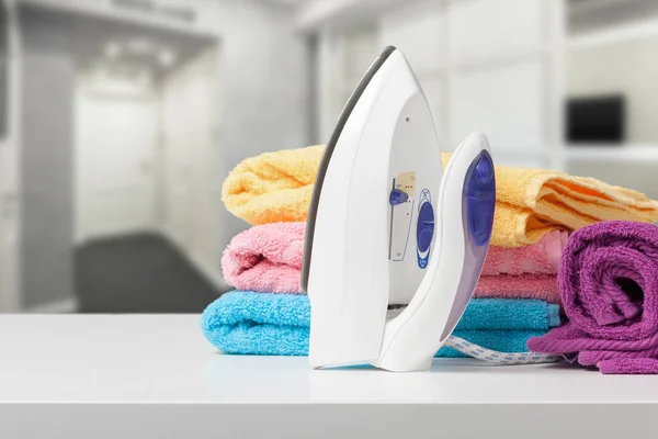 White Iron Four Multicolored Towels Table — Stock Photo, Image