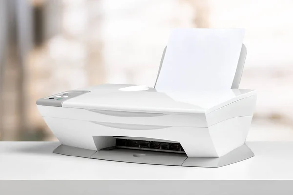 Impressora Branca Escritório Com Papel Mesa — Fotografia de Stock