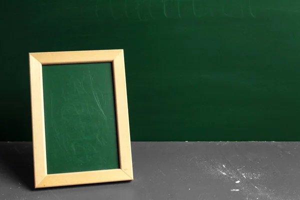 绿色学校黑板在木框架在绿色背景下 — 图库照片