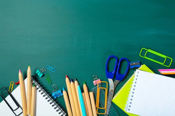 Blick Von Oben Auf Schul Und Büromaterial Der Grünen Tafel — Stockfoto