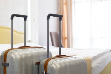 Modern otel odasında iki gümüş Bagaj çanta