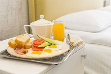 Sahanda yumurta, domates, salatalık ve tost otel odasında tepsi ile plaka