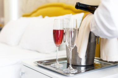 Otel Oda yakınındaki iki bardak ile şampanya kovası