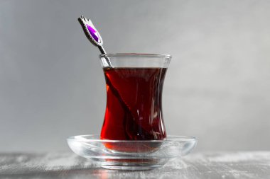 Ahşap bir masa üzerinde Türk bardaklarda kırmızı çay