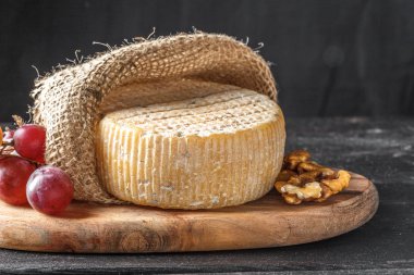 Peynir masanın üstünde.