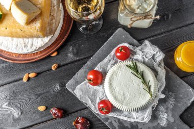 Peynir masanın üstünde.