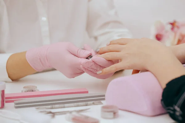 Manicure Roze Handschoenen Witte Robe Maken Van Manicure — Stockfoto