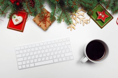 Noel dekorasyon çam dalları hediyeleri düz yatıyordu